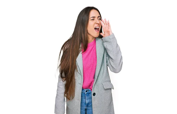 若いヒスパニック系の女の子のビジネス服を叫んで大声で口の上に手で横に叫んで身に着けている コミュニケーションの概念 — ストック写真