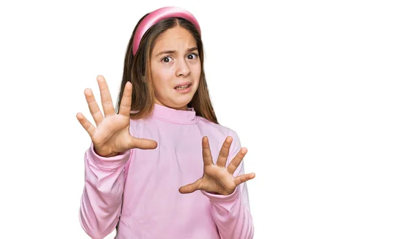 美しいブルネットの女の子は ショックで叫んで 手で恐怖表現を停止ジェスチャーで恐怖と恐怖カジュアルタートルネックセーターを着ている パニックの概念 — ストック写真