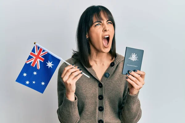 Giovane Donna Ispanica Con Bandiera Australiana Passaporto Arrabbiato Pazzo Urlando — Foto Stock