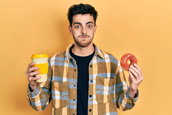 Genç Spanyol Adam Donut Yiyor Komik Suratlı Kahve Şişiren Yanaklar — Stok fotoğraf