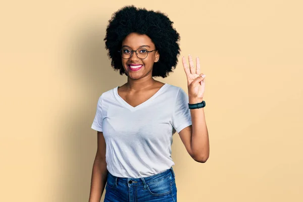 Joven Mujer Afroamericana Vistiendo Camiseta Blanca Casual Mostrando Señalando Con — Foto de Stock