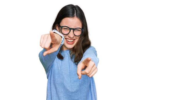 Junge Schöne Frau Lässiger Kleidung Und Brille Die Mit Den — Stockfoto