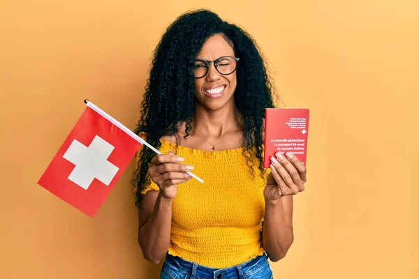 Medelålders Afrikansk Amerikansk Kvinna Håller Schweiziska Flagga Och Pass Blinkar — Stockfoto