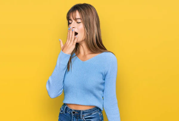 Adolescente Caucasiano Menina Vestindo Roupas Casuais Entediado Bocejo Cansado Cobrindo — Fotografia de Stock