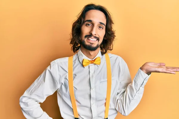 Νεαρός Ισπανός Άνδρας Φορώντας Hipster Κομψό Βλέμμα Χαμογελώντας Χαρούμενα Παρουσιάζοντας — Φωτογραφία Αρχείου
