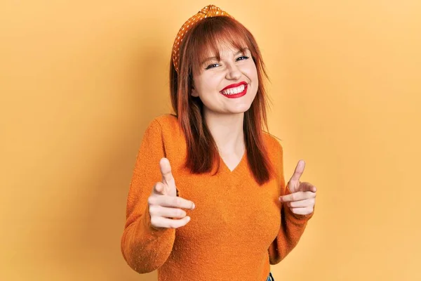Mujer Joven Pelirroja Con Suéter Naranja Casual Señalando Los Dedos — Foto de Stock