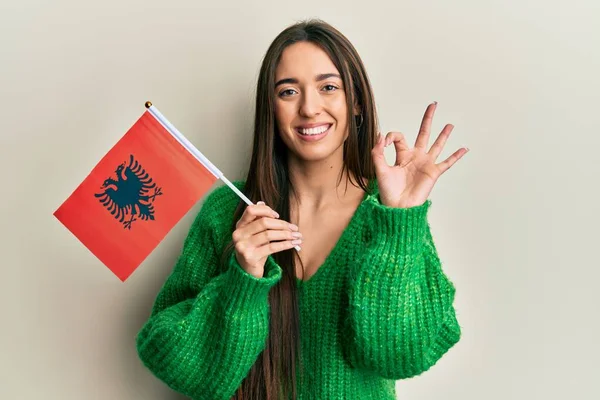 Jong Spaans Meisje Met Albania Vlag Doet Het Goed Teken — Stockfoto