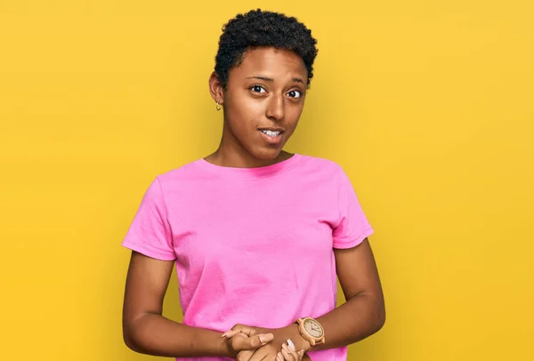 Jonge Afro Amerikaanse Vrouw Draagt Casual Kleding Met Handen Bij — Stockfoto