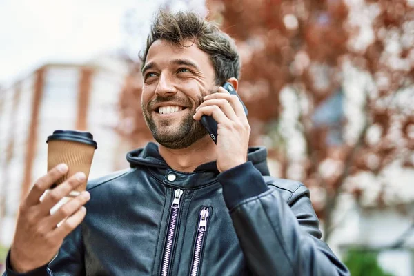 Όμορφος Ισπανός Γενειάδα Χαμογελάει Χαρούμενος Έξω Μιλώντας Στο Τηλέφωνο — Φωτογραφία Αρχείου