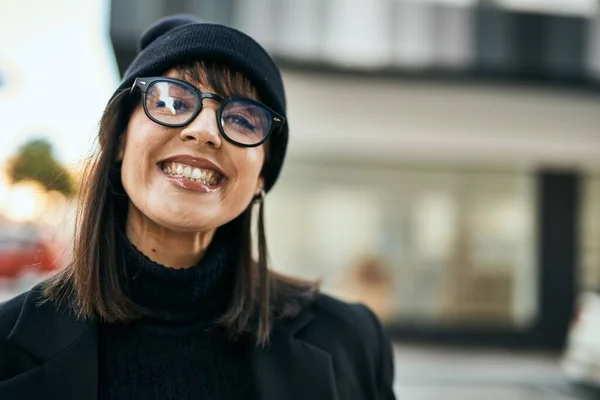 Giovane Donna Ispanica Sorridente Felice Piedi Alla Città — Foto Stock