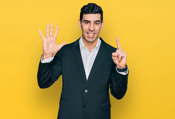 Schöner Hispanischer Mann Businesskleidung Zeigt Mit Fingern Nummer Sechs Nach — Stockfoto