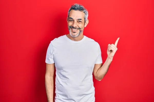 Schöner Mann Mittleren Alters Mit Grauen Haaren Lässig Weißem Shirt — Stockfoto