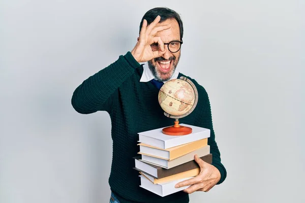 Middle Age Hispanic Man Graduated Geography Smiling Happy Doing Sign — Foto de Stock