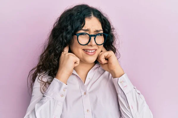 Mujer Morena Joven Con Pelo Rizado Con Ropa Casual Gafas —  Fotos de Stock