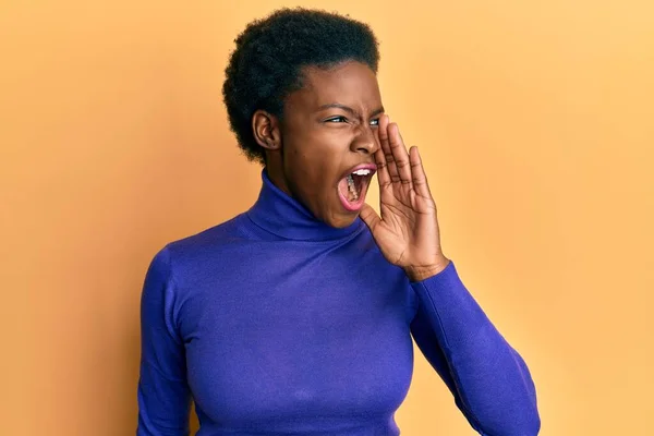 Mladá Afroameričanka Neformálních Šatech Křičela Křičela Hlasitě Stranu Rukou Ústech — Stock fotografie