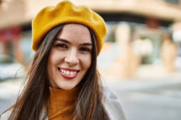 Joven Chica Hispana Sonriendo Feliz Pie Ciudad — Foto de Stock