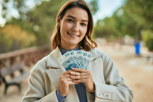 Genç Spanyol Kadın Mutlu Gülümsüyor Parkta Zloti Banknotlar Tutuyor — Stok fotoğraf