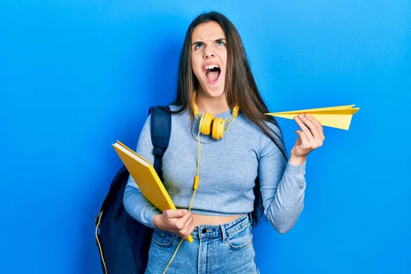 Junge Brünette Teenager Student Mit Büchern Und Papier Flugzeug Wütend — Stockfoto