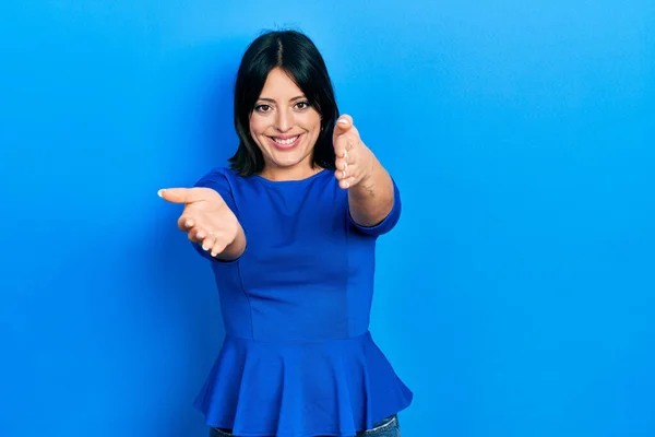 Mujer Hispana Joven Vestida Con Ropa Casual Mirando Cámara Sonriendo —  Fotos de Stock