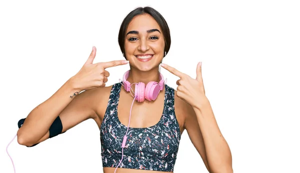 Beautiful Brunette Woman Wearing Gym Clothes Using Headphones Smiling Cheerful — 스톡 사진