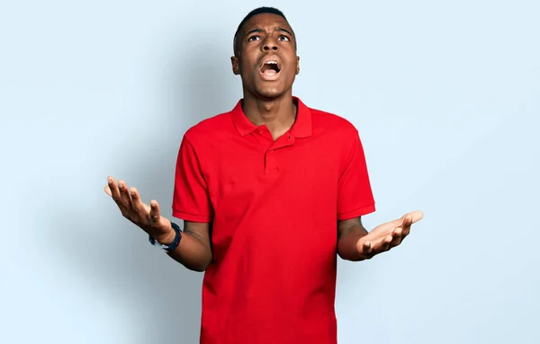 Jovem Afro Americano Vestindo Camisa Vermelha Casual Celebrando Louco Louco — Fotografia de Stock