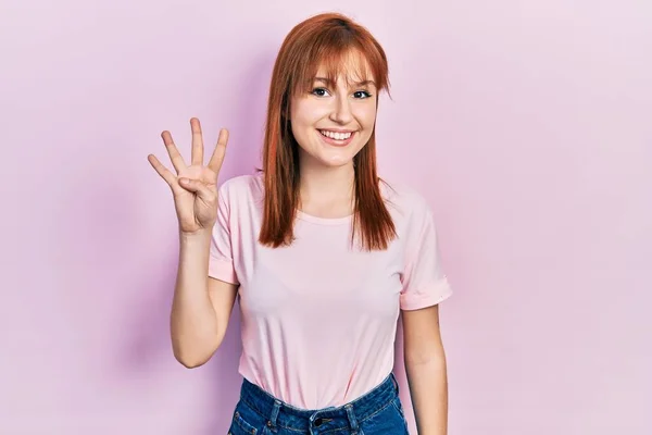 Kızıl Saçlı Pembe Tişörtlü Genç Bir Kadın Dört Numarayı Gösterip — Stok fotoğraf