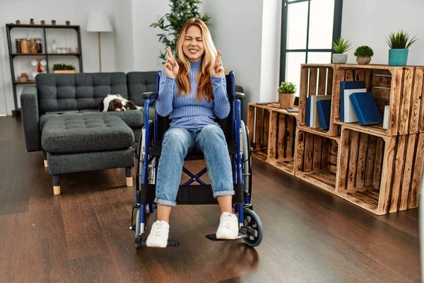 Tekerlekli Sandalyede Oturan Genç Güzel Bir Kadın Umut Gözlerin Kapalı — Stok fotoğraf