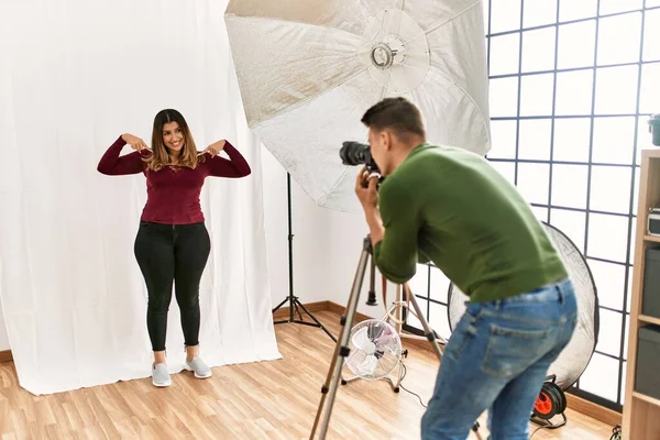 Mujer Joven Estudio Fotografía Mirando Confiado Con Sonrisa Cara Señalándose —  Fotos de Stock