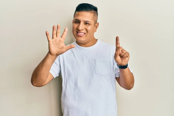Jovem Latino Homem Vestindo Casual Branco Shirt Mostrando Apontando Para — Fotografia de Stock