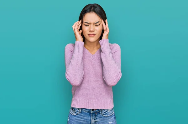 ストレスが原因で頭の痛みのために頭の上に手でカジュアルな服を着て若いヒスパニック系の女の子 片頭痛 — ストック写真