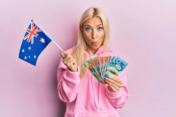 Νεαρή Ξανθιά Γυναίκα Αυστραλιανή Σημαία Και Δολάρια Στο Πρόσωπο Του — Φωτογραφία Αρχείου