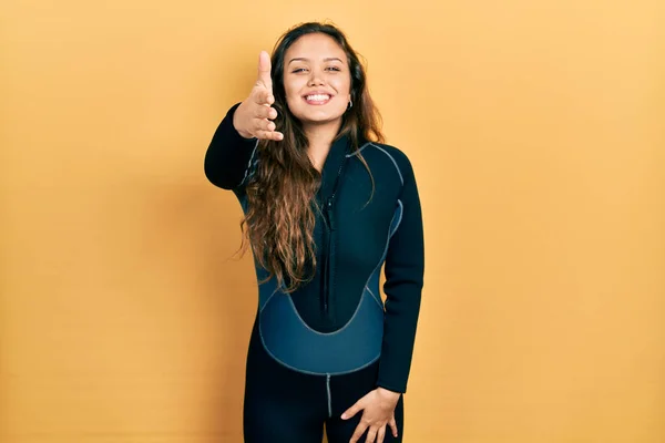 Young Hispanic Girl Wearing Diver Neoprene Uniform Smiling Friendly Offering — 스톡 사진