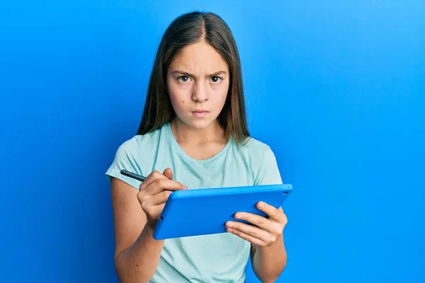 Schöne Brünette Kleine Mädchen Mit Touchpad Zeichnung Auf Dem Bildschirm — Stockfoto