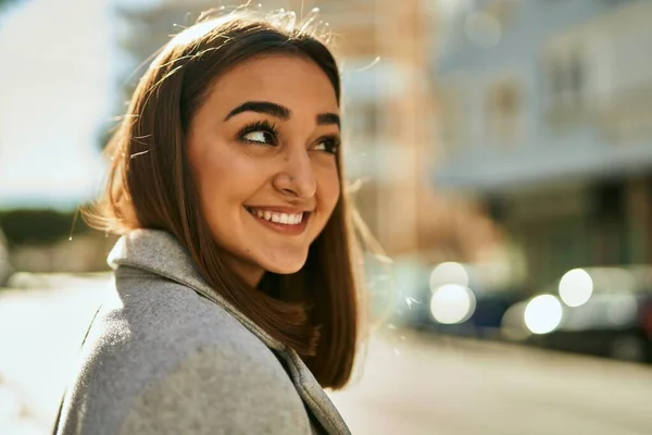 Menina Hispânica Jovem Sorrindo Feliz Cidade — Fotografia de Stock