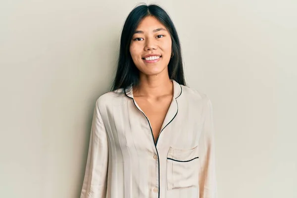 Jonge Chinese Vrouw Dragen Pyjama Kijken Positief Gelukkig Staan Glimlachen — Stockfoto