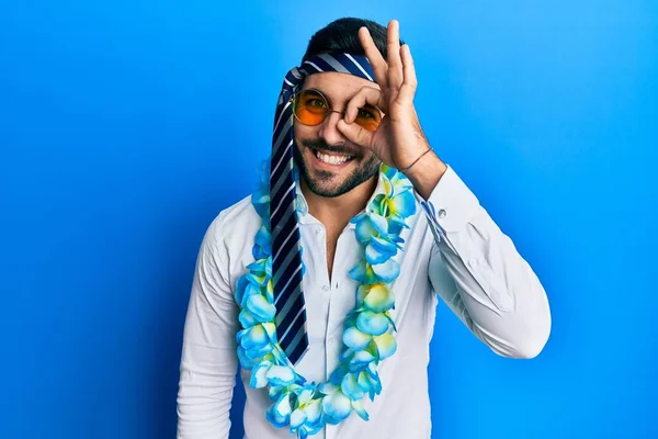 Joven Hombre Negocios Hispano Que Usa Estilo Divertido Fiesta Con — Foto de Stock