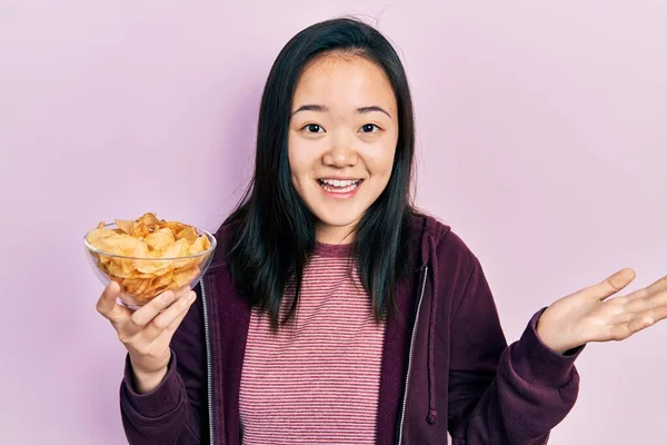 Menina Chinesa Jovem Segurando Batata Frita Celebrando Realização Com Sorriso — Fotografia de Stock