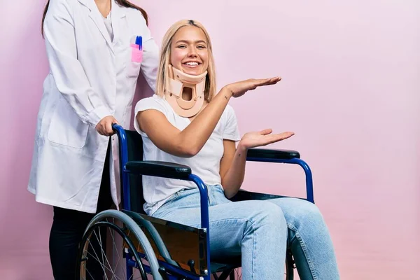 漂亮的金发女人坐在轮椅上 领着脖子 手握大而大的标志 尺寸的标志 微笑着看着摄像机 计量概念 — 图库照片