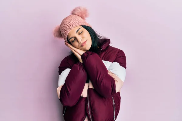 Jovem Hispânica Usando Camisola Inverno Boné Dormindo Cansado Sonhando Posando — Fotografia de Stock