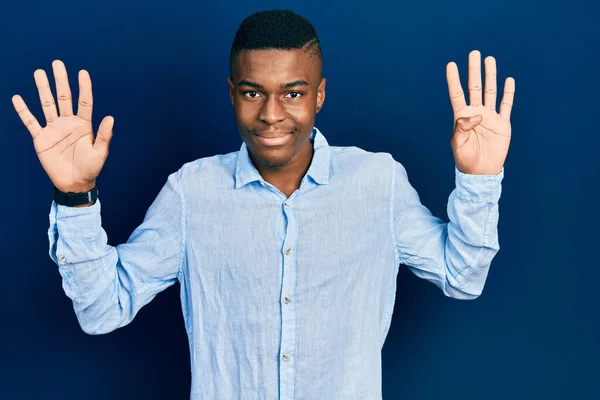 Jonge Afrikaans Amerikaanse Man Draagt Casual Kleding Tonen Wijzen Met — Stockfoto