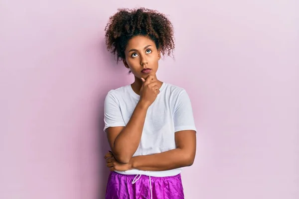 Beautiful African American Woman Afro Hair Wearing Sportswear Hand Chin — Stock Fotó