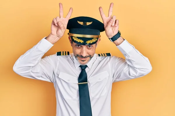 Jóképű Középkorú Férfi Ősz Hajjal Repülő Pilóta Egyenruhát Visel Vicces — Stock Fotó