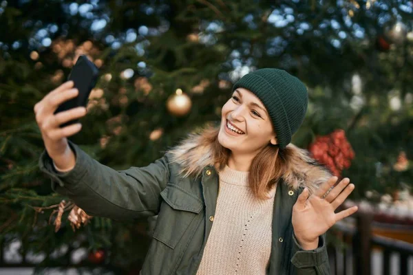 Jong Kaukasisch Meisje Glimlachen Gelukkig Doen Videogesprek Met Behulp Van — Stockfoto