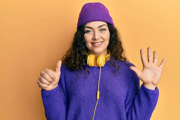 Jovem Morena Com Cabelos Cacheados Ouvindo Música Usando Fones Ouvido — Fotografia de Stock