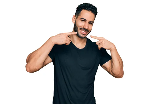 Hombre Hispano Con Barba Con Camiseta Negra Casual Sonriendo Alegre — Foto de Stock