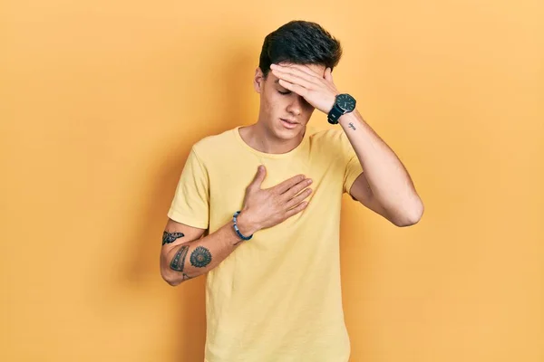 Νεαρός Ισπανός Που Φοράει Κίτρινο Μπλουζάκι Που Αγγίζει Μέτωπο Για — Φωτογραφία Αρχείου