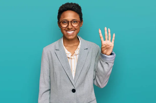 Молодая Африканская Американка Деловой Одежде Показывает Показывает Пальцами Номер Четыре — стоковое фото