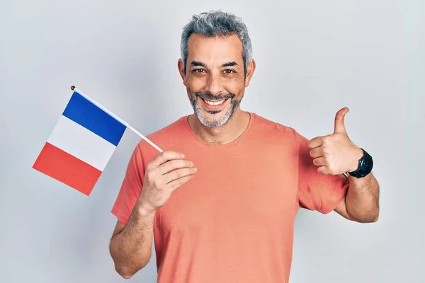 Bonito Homem Meia Idade Com Cabelos Grisalhos Segurando Bandeira França — Fotografia de Stock