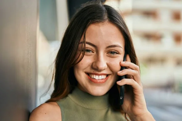 Joven Chica Caucásica Sonriendo Feliz Hablando Teléfono Inteligente Ciudad — Foto de Stock