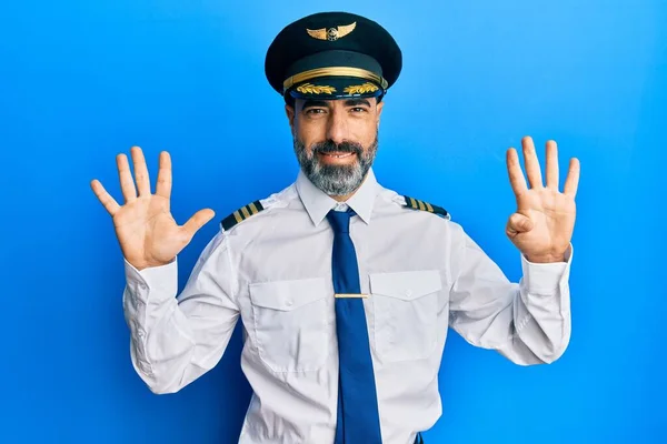 Mężczyzna Średnim Wieku Brodą Siwymi Włosami Noszący Mundur Pilota Samolotu — Zdjęcie stockowe
